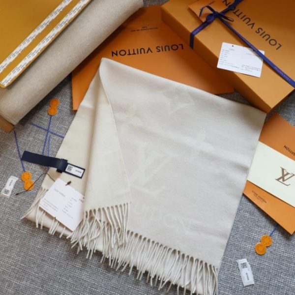 replica,repliche,fake,1:1,earrings,bracelet,ring,jewelry Sciarpa realizzata artigianalmente secondo la tradizione LV, spessa e calda, con cuciture overlock su entrambi i lati per evitare che si sfilacci (BVSBK)