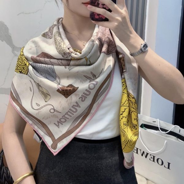 replica,repliche,fake,1:1,earrings,bracelet,ring,jewelry Foulard quadrato in velluto Louis Vuitton da 140 cm “Mongolfiera” (2TVOW)