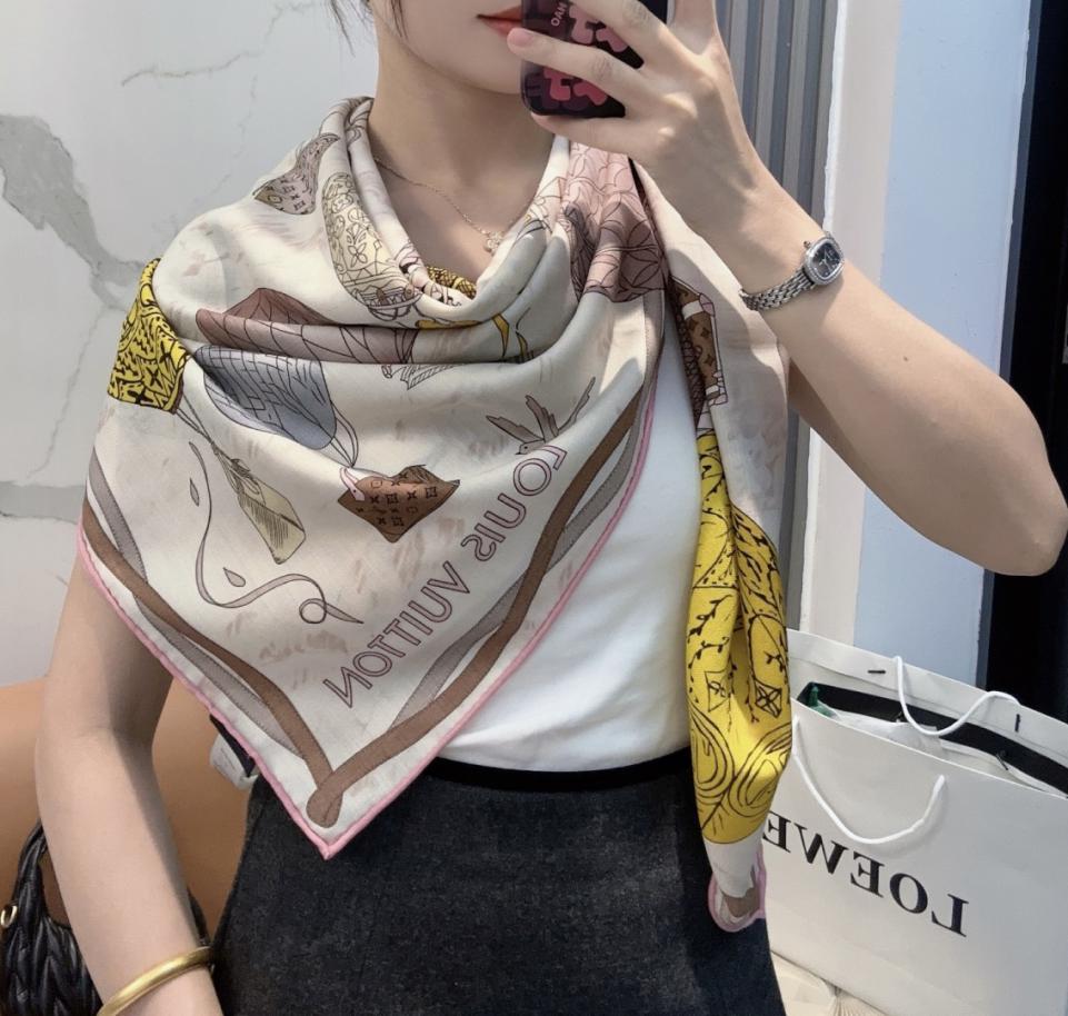 replica,repliche,fake,1:1,earrings,bracelet,ring,jewelry Foulard quadrato in velluto Louis Vuitton da 140 cm “Mongolfiera” (2TVOW) replica,repliche,fake,1:1,earrings,bracelet,ring,jewelry Foulard quadrato in velluto Louis Vuitton da 140 cm “Mongolfiera” (2TVOW)