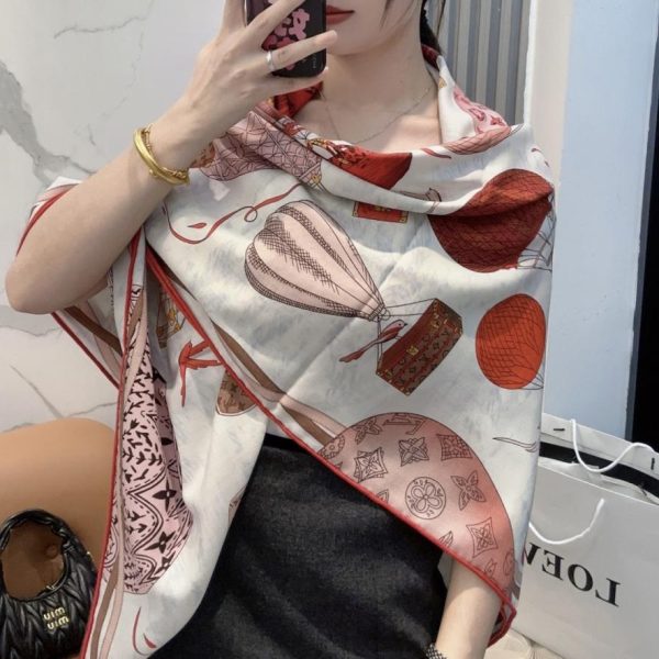 replica,repliche,fake,1:1,earrings,bracelet,ring,jewelry Foulard quadrato in velluto Louis Vuitton da 140 cm, “Mongolfiera” (T7JVU)