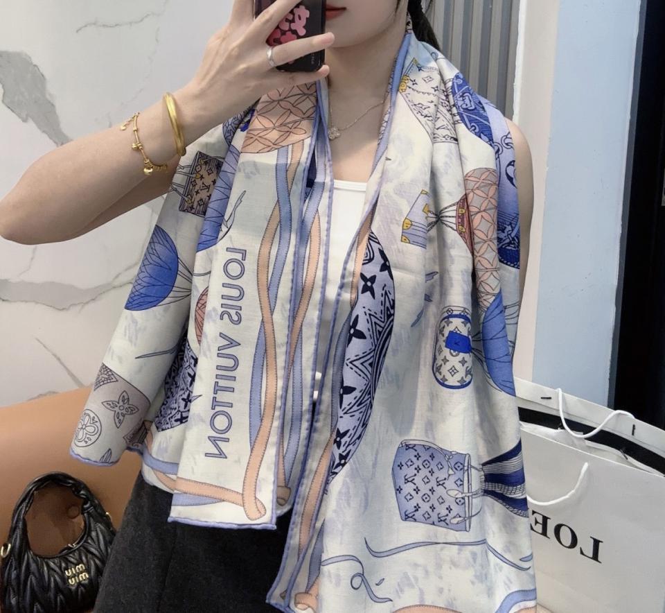 replica,repliche,fake,1:1,earrings,bracelet,ring,jewelry Foulard quadrato in velluto Louis Vuitton 140 cm – Mongolfiera (L9A4M) replica,repliche,fake,1:1,earrings,bracelet,ring,jewelry Foulard quadrato in velluto Louis Vuitton 140 cm – Mongolfiera (L9A4M)