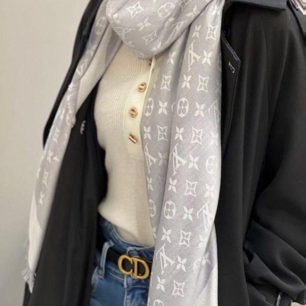 replica,repliche,fake,1:1,earrings,bracelet,ring,jewelry Classico modello Louis Vuitton grigio chiaro con delicato motivo jacquard Monogram (0B2QU)