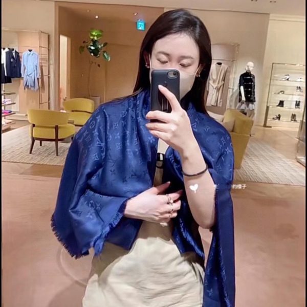 replica,repliche,fake,1:1,earrings,bracelet,ring,jewelry Classico modello Louis Vuitton blu scuro con delicato motivo jacquard Monogram (BG5R1)