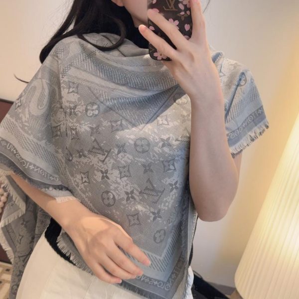 replica,repliche,fake,1:1,earrings,bracelet,ring,jewelry Scialle in lana Louis Vuitton Malles Merveilleuses blu denim, reale (KKAO4)