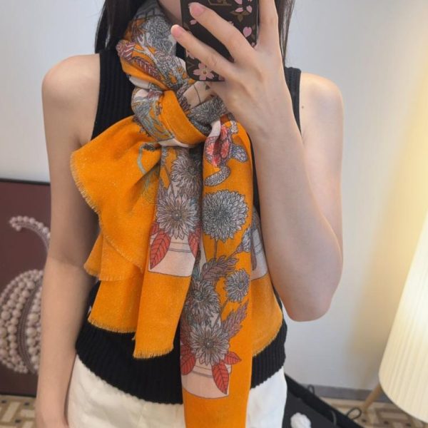 replica,repliche,fake,1:1,earrings,bracelet,ring,jewelry Sciarpa lunga in cashmere con filo d’argento Louis Vuitton, stesso stile delle boutique, classico motivo Monogram (M1ZOV).