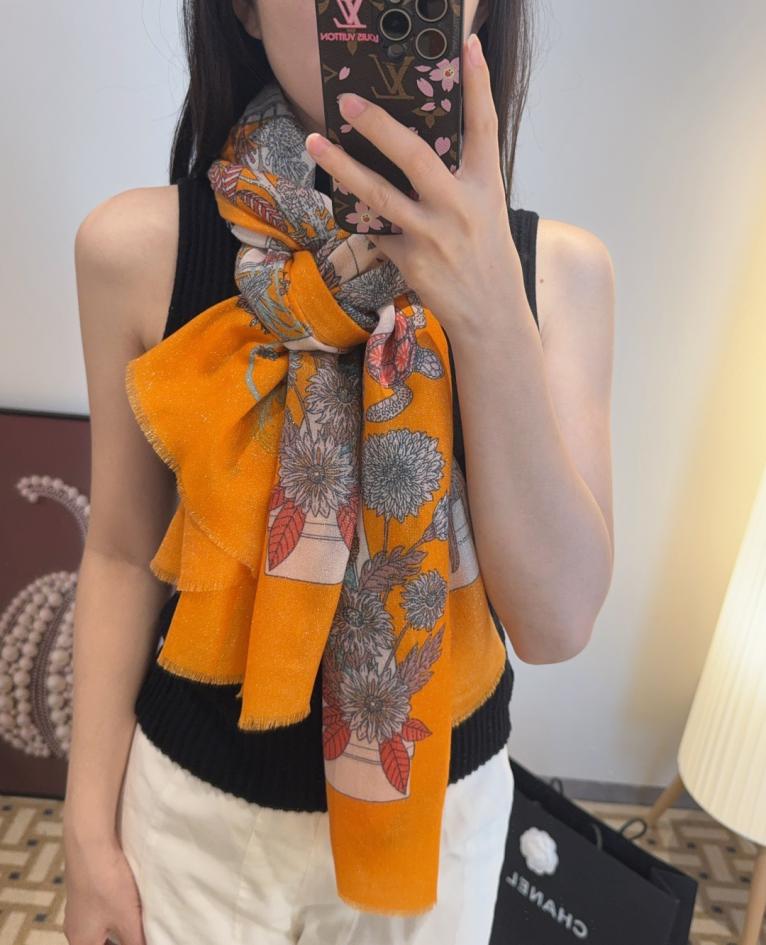 replica,repliche,fake,1:1,earrings,bracelet,ring,jewelry Sciarpa lunga in cashmere con filo d’argento Louis Vuitton, stesso stile delle boutique, classico motivo Monogram (M1ZOV). replica,repliche,fake,1:1,earrings,bracelet,ring,jewelry Sciarpa lunga in cashmere con filo d’argento Louis Vuitton, stesso stile delle boutique, classico motivo Monogram (M1ZOV).