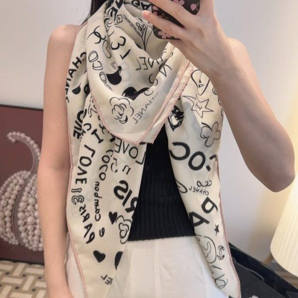 replica,repliche,fake,1:1,earrings,bracelet,ring,jewelry Classic Camellia Elegance Coco Style, l’ultimo foulard quadrato in velluto di Chanel (99IU4)