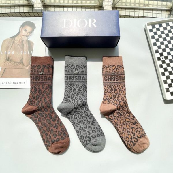 replica,repliche,fake,1:1,earrings,bracelet,ring,jewelry [Una scatola contiene tre paia] Calzini con lettere jacquard Dior (27T7H) – sincronizzati con il sito ufficiale