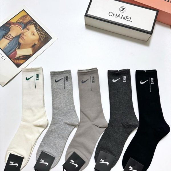replica,repliche,fake,1:1,earrings,bracelet,ring,jewelry [5 paia per scatola] Calzini lunghi fino al ginocchio con logo classico Nike, tessuto di puro cotone (VO8V0)
