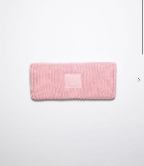 La nuova fascia per capelli di Acne Studios (AQ391) è ora disponibile sul loro sito web ufficiale.