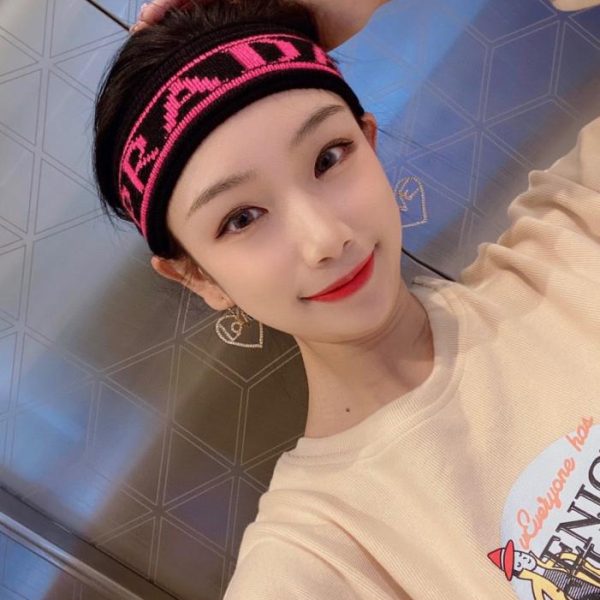replica,repliche,fake,1:1,earrings,bracelet,ring,jewelry Fasce per capelli PRADA autentiche dal sito ufficiale, tra cui fasce per il fitness e fasce per lo styling (EQD97).