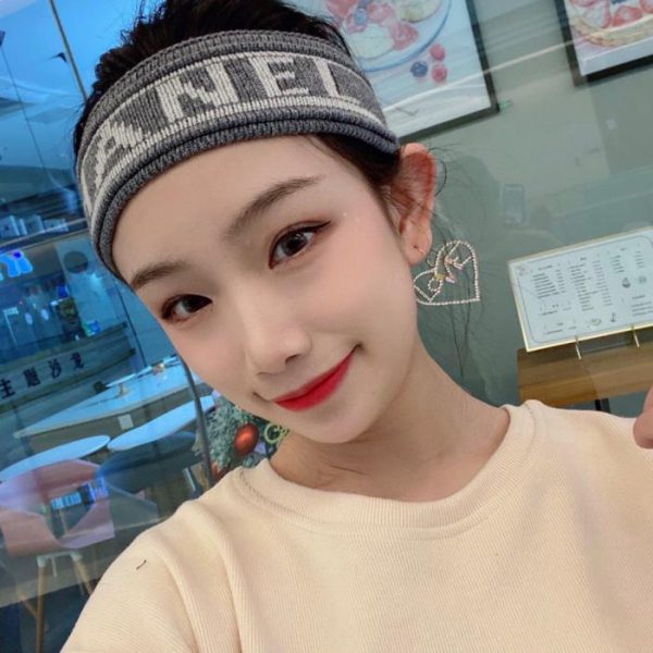 replica,repliche,fake,1:1,earrings,bracelet,ring,jewelry Cerchietti CHANEL autentici dal sito ufficiale, tra cui cerchietti fitness e cerchietti styling (NMUVV).