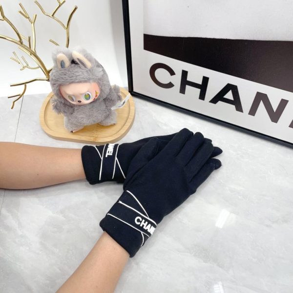 replica,repliche,fake,1:1,earrings,bracelet,ring,jewelry I nuovi guanti di lana di Chanel (TWO0O) sono ora disponibili nelle boutique.