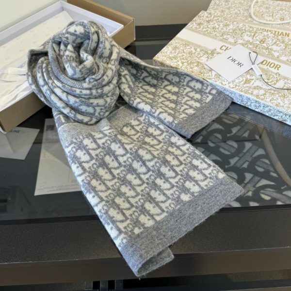 replica,repliche,fake,1:1,earrings,bracelet,ring,jewelry La classica collezione autunno/inverno di Dior presenta uno stile in maglia jacquard double-face (GRHHJ).