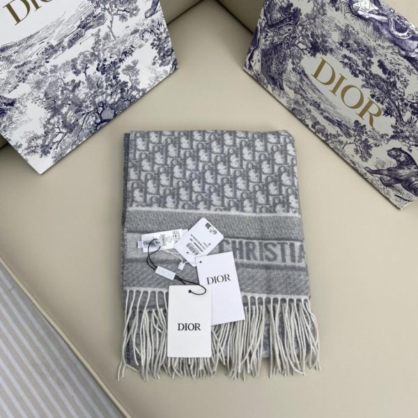 replica,repliche,fake,1:1,earrings,bracelet,ring,jewelry Dior New Edition Bookmark Scialle reversibile, grigio chiaro, 100% cashmere (7WE2M)
