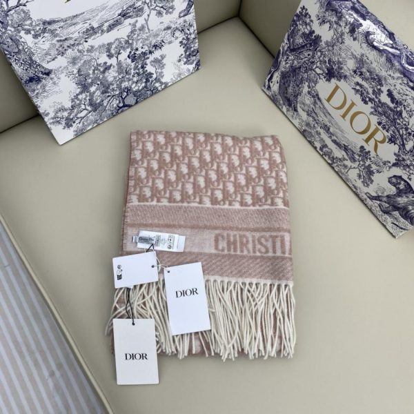 replica,repliche,fake,1:1,earrings,bracelet,ring,jewelry Il nuovo “Bookmark Reversible Shawl” di Dior in grigio chiaro, realizzato in 100% cashmere (COYVD).