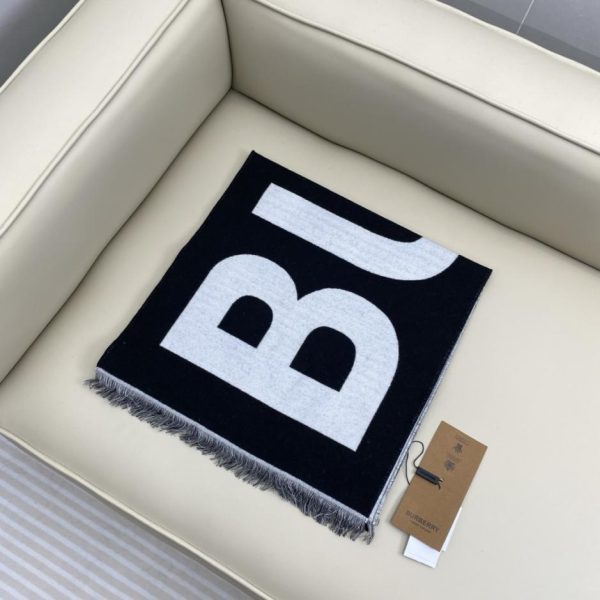 replica,repliche,fake,1:1,earrings,bracelet,ring,jewelry L’ultimo modello boutique di Burberry, caratterizzato da tessuto tinto in filo a doppio strato di alta qualità e cashmere di seta premium al 100% (FXMFO).