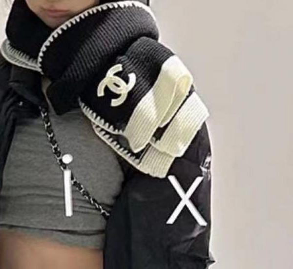 replica,repliche,fake,1:1,earrings,bracelet,ring,jewelry L’ultimo articolo della boutique Chanel: una lunga sciarpa lavorata a maglia con rifiniture in pizzo (TAR0Q)