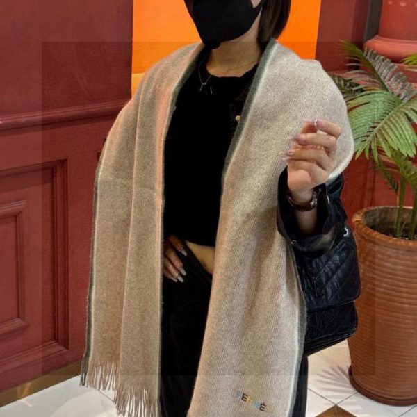 replica,repliche,fake,1:1,earrings,bracelet,ring,jewelry Sciarpa in maglia di cashmere premium Hermes (QB1JS) – stesso stile disponibile nelle boutique