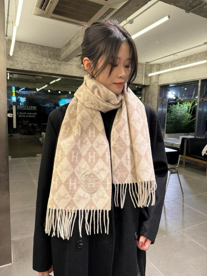 replica,repliche,fake,1:1,earrings,bracelet,ring,jewelry Nuova sciarpa in cashmere della sfilata di moda di HERMES a Parigi (3FB28) replica,repliche,fake,1:1,earrings,bracelet,ring,jewelry Nuova sciarpa in cashmere della sfilata di moda di HERMES a Parigi (3FB28)