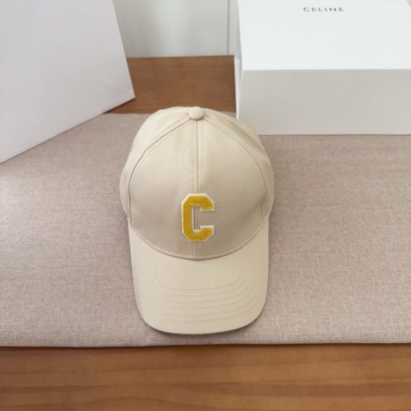 Il nuovo cappellino da baseball ricamato con l'Arco di Trionfo di Celine (NZKOR)