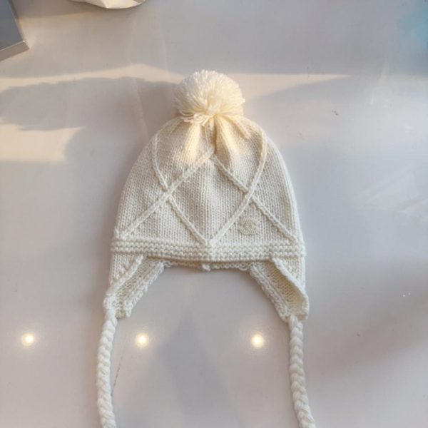 replica,repliche,fake,1:1,earrings,bracelet,ring,jewelry Cappello con paraorecchie Chanel autunno/inverno con motivo jacquard a rombi (IEFUK)