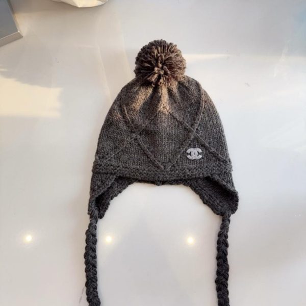 replica,repliche,fake,1:1,earrings,bracelet,ring,jewelry Cappello con paraorecchie Chanel autunno/inverno con motivo jacquard a rombi (L3LTV)