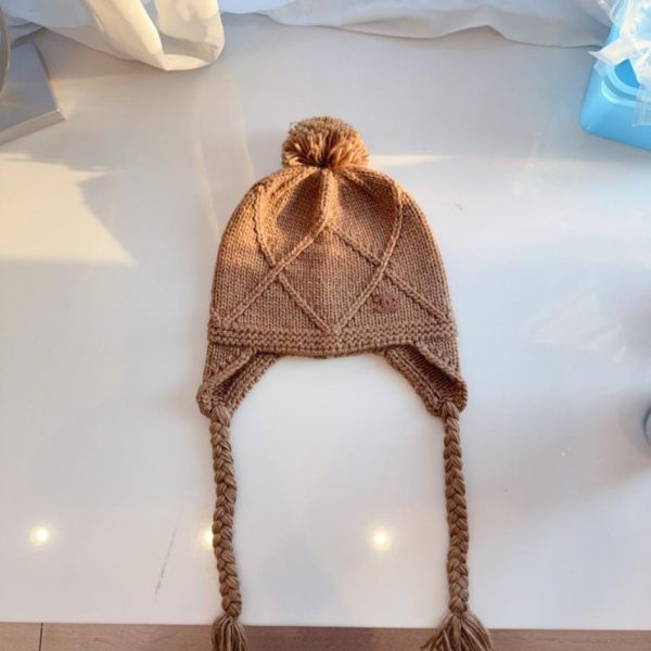 replica,repliche,fake,1:1,earrings,bracelet,ring,jewelry Cappello con paraorecchie Chanel autunno/inverno con motivo jacquard a rombi (L636A)