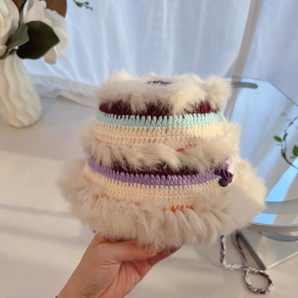 replica,repliche,fake,1:1,earrings,bracelet,ring,jewelry Cappello da pescatore CHANEL con treccia lavorata a maglia (MGUVU)