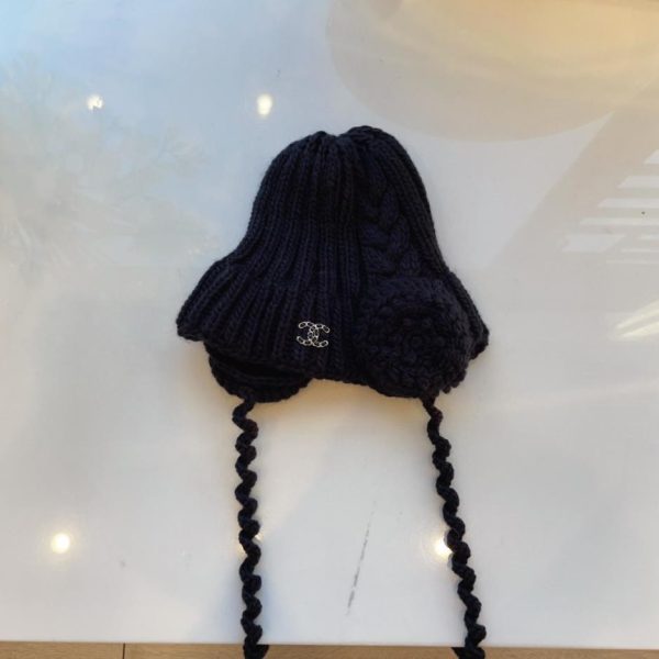 replica,repliche,fake,1:1,earrings,bracelet,ring,jewelry Novità autunno/inverno Chanel: berretto in maglia a trecce in stile giapponese con paraorecchie (EDJSA)