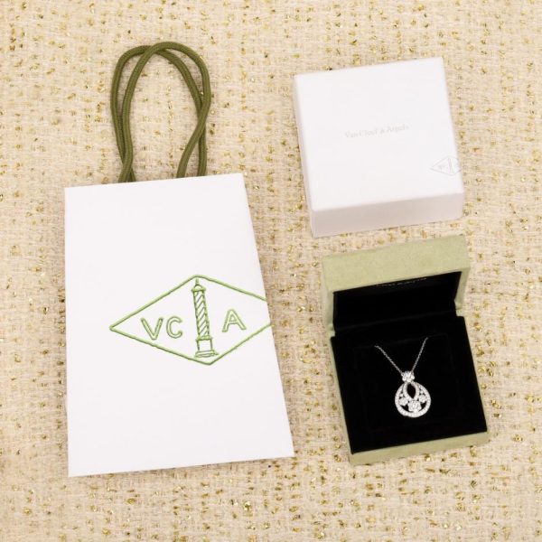replica,repliche,fake,1:1,earrings,bracelet,ring,jewelry Contatore / Van Cleef & Arpels propone collane a forma di fiocco di neve VCA (5FHFT) realizzate su misura con vero oro e diamanti.