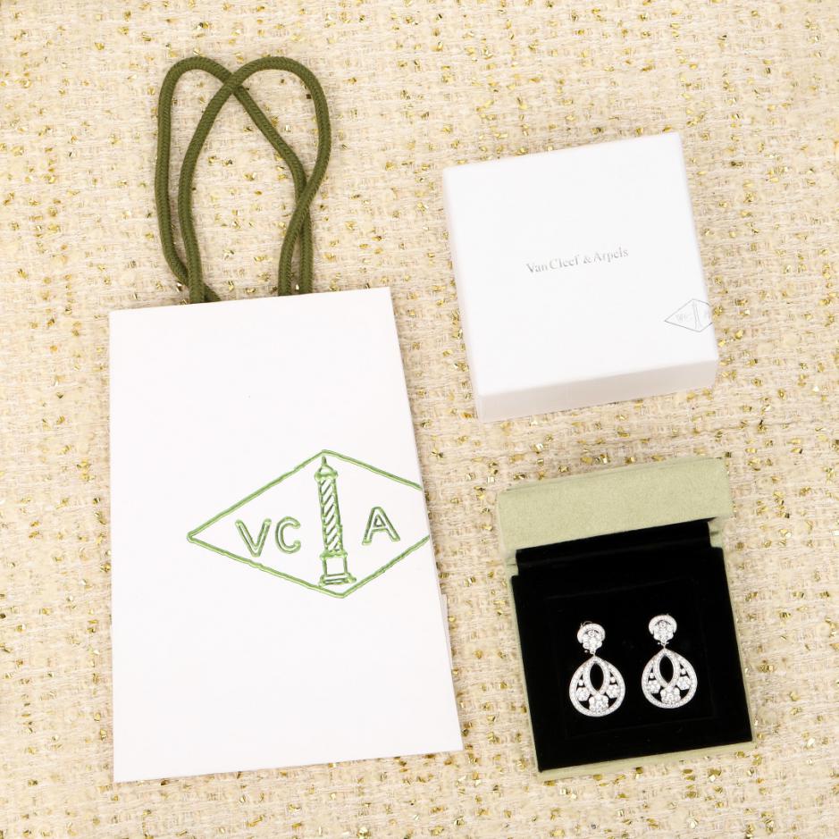 replica,repliche,fake,1:1,earrings,bracelet,ring,jewelry Contatore / Van Cleef & Arpels propone orecchini a fiocco di neve VCA realizzati su misura con vero oro e diamanti (JIGWC).
