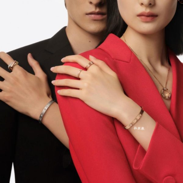 replica,repliche,fake,1:1,earrings,bracelet,ring,jewelry Contatore / Nuovo bracciale largo Cartier spazzolato con quattro diamanti e motivo “LOVE”, misura 16-19, realizzato in oro metallizzato (U0654).