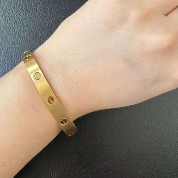 replica,repliche,fake,1:1,earrings,bracelet,ring,jewelry Contatore / Realizzato in oro metallizzato, misure 16-19, nuovo bracciale largo Cartier spazzolato senza diamanti, con motivo LOVE (I0R9A).