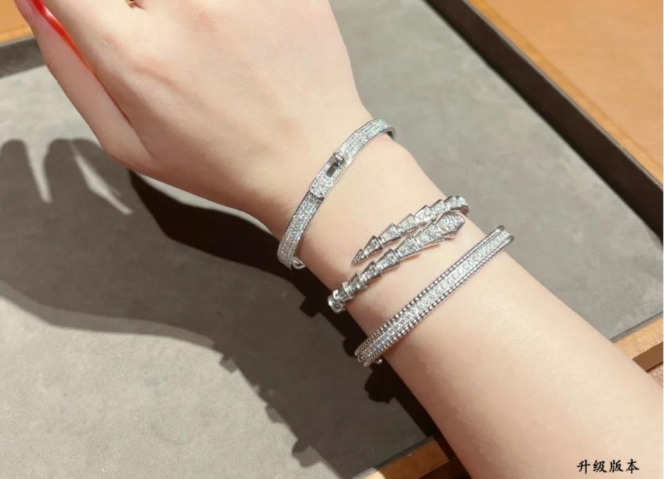 replica,repliche,fake,1:1,earrings,bracelet,ring,jewelry Contatore / Bracciale rigido Hermes CNC con bottoni e diamanti interi, placcato oro (GS2ZF). replica,repliche,fake,1:1,earrings,bracelet,ring,jewelry Contatore / Bracciale rigido Hermes CNC con bottoni e diamanti interi, placcato oro (GS2ZF).