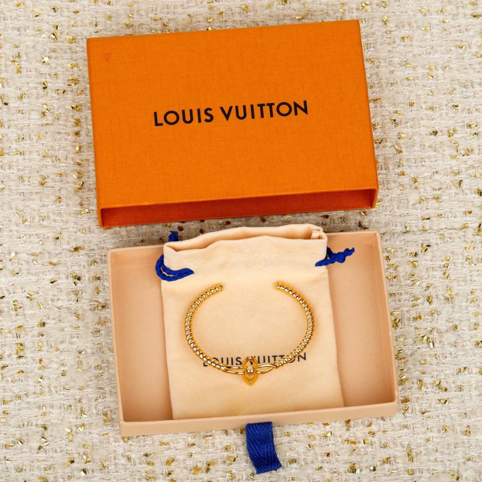 replica,repliche,fake,1:1,earrings,bracelet,ring,jewelry Contatore / Bracciale aperto floreale LV (TIBTY) replica,repliche,fake,1:1,earrings,bracelet,ring,jewelry Contatore / Bracciale aperto floreale LV (TIBTY)