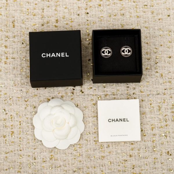 Contatore / 【Orecchini a bottone Chanel rotondi traforati con doppia C】(EQ1XB)