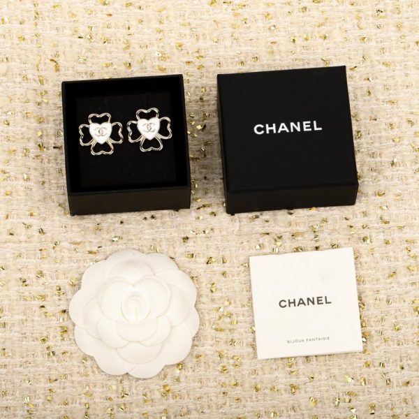 Contatore / 【Orecchini Chanel con cuore e quadrifoglio in smalto bianco】(JRTJK)