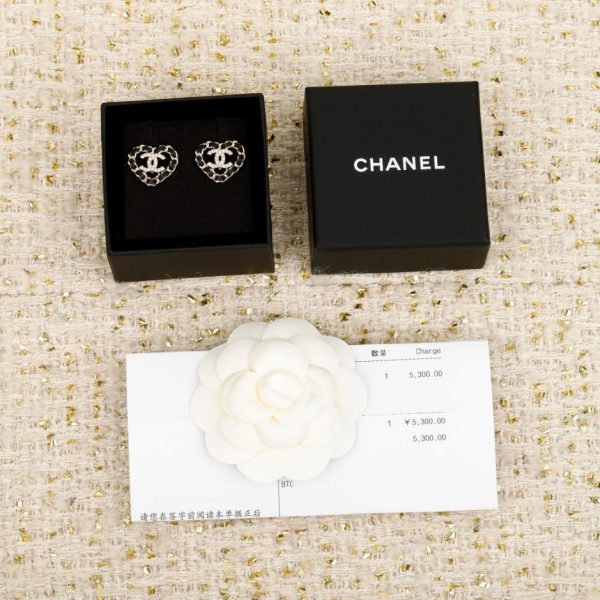 Contatore / 【Orecchini a bottone Chanel con doppia C a forma di cuore in pelle】(18XB0)