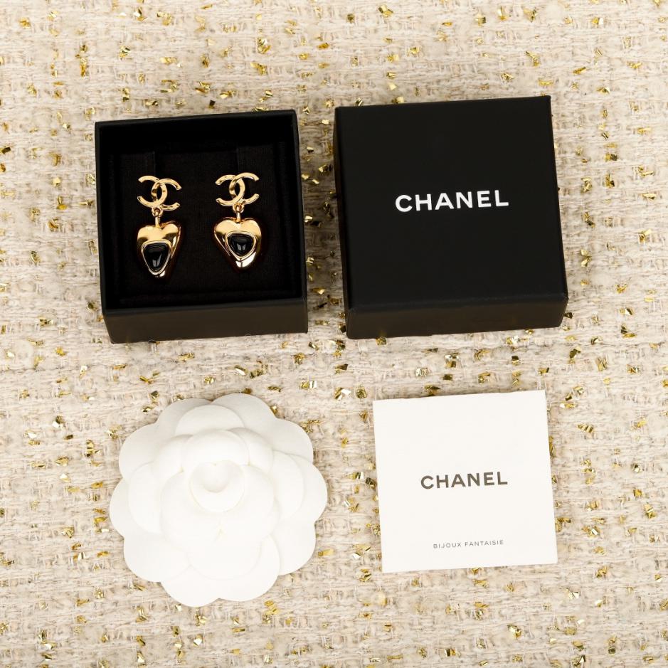 replica,repliche,fake,1:1,earrings,bracelet,ring,jewelry Contatore / Orecchini Chanel a forma di cuore nero e oro (NKVK9) replica,repliche,fake,1:1,earrings,bracelet,ring,jewelry Contatore / Orecchini Chanel a forma di cuore nero e oro (NKVK9)