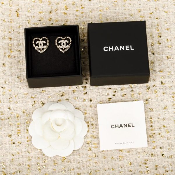 Contatore / Orecchini a clip Chanel con doppia C a cuore traforato (U35SR)