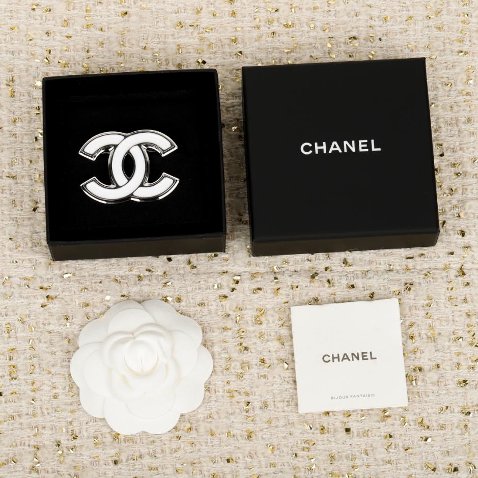 replica,repliche,fake,1:1,earrings,bracelet,ring,jewelry Contatore / 【Spilla Chanel con doppia C e goccia di olio bianco】(HDWNN) replica,repliche,fake,1:1,earrings,bracelet,ring,jewelry Contatore / 【Spilla Chanel con doppia C e goccia di olio bianco】(HDWNN)