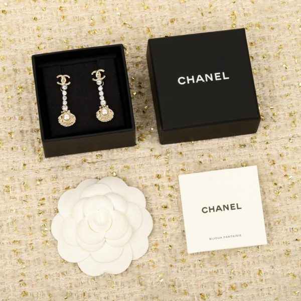 replica,repliche,fake,1:1,earrings,bracelet,ring,jewelry Contatore / Nuovi orecchini per l’inizio della primavera: orecchini Chanel con doppia C a conchiglia (AKHOM)