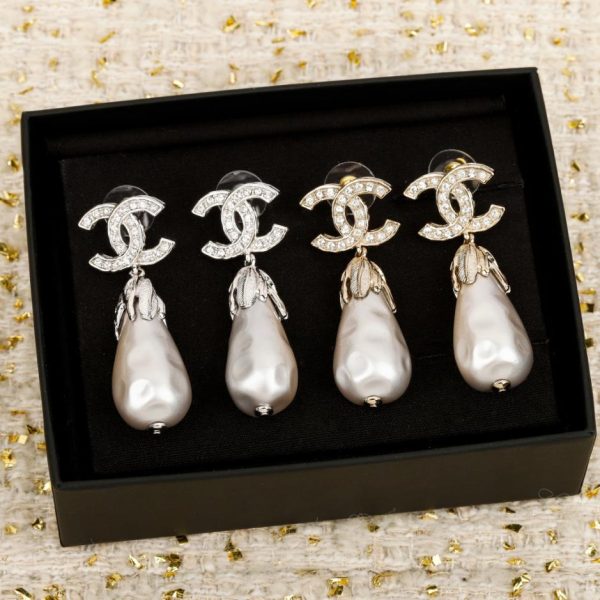 Contatore / Orecchini Chanel a goccia con doppia C e perle in oro e argento (Q9028)