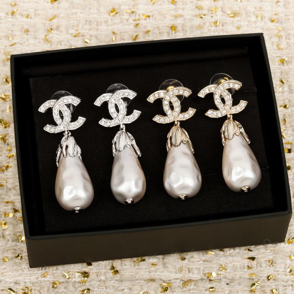 replica,repliche,fake,1:1,earrings,bracelet,ring,jewelry Contatore / Orecchini Chanel a goccia con doppia C e perle in oro e argento (Q9028) replica,repliche,fake,1:1,earrings,bracelet,ring,jewelry Contatore / Orecchini Chanel a goccia con doppia C e perle in oro e argento (Q9028)