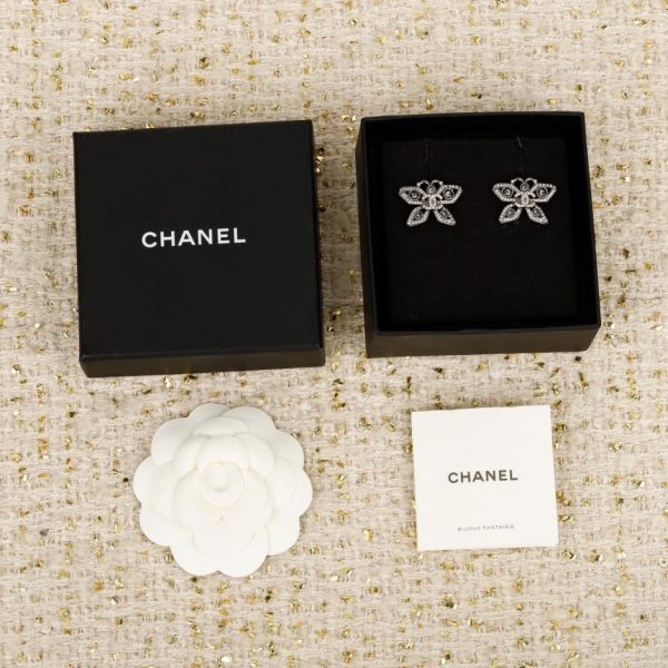 Contatore / 【Orecchini a bottone Chanel con doppia C e farfalla traforata】(BE1ZX)