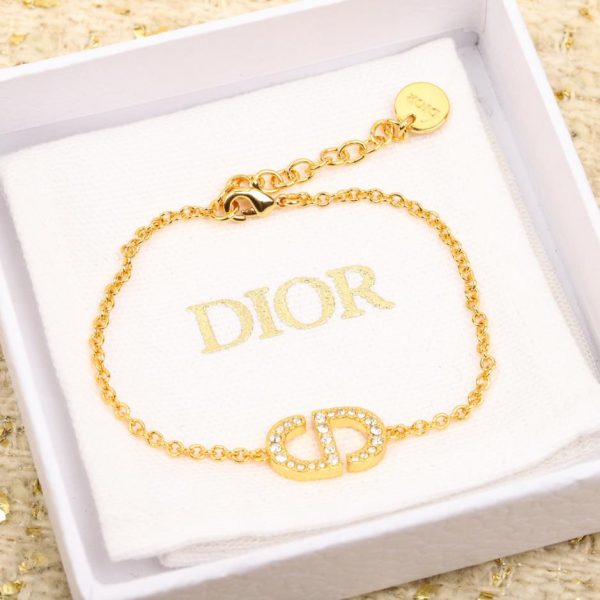 L'ultimo modello di bracciale e collana di Dior (RV3UQ)