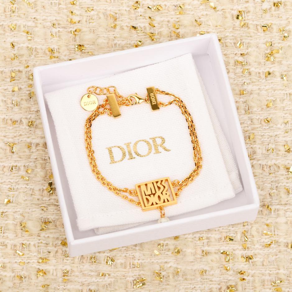 replica,repliche,fake,1:1,earrings,bracelet,ring,jewelry Bracciale Dior con pendente quadrato e lettera traforata (2J5WQ) replica,repliche,fake,1:1,earrings,bracelet,ring,jewelry Bracciale Dior con pendente quadrato e lettera traforata (2J5WQ)