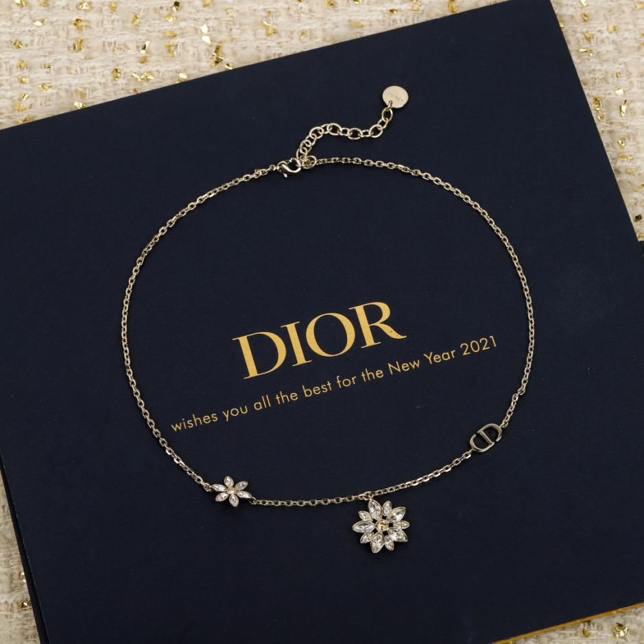 replica,repliche,fake,1:1,earrings,bracelet,ring,jewelry Collana Dior con margherita interamente in diamanti (80.000 KNT) replica,repliche,fake,1:1,earrings,bracelet,ring,jewelry Collana Dior con margherita interamente in diamanti (80.000 KNT)