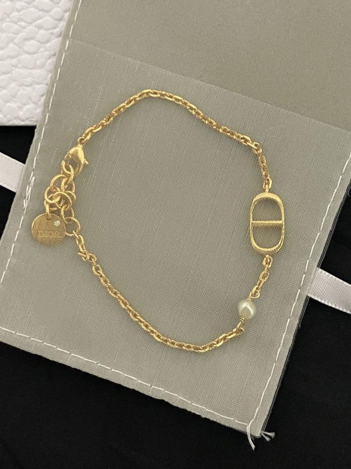 replica,repliche,fake,1:1,earrings,bracelet,ring,jewelry Choker Dior Pearl (AT5RS) – Un must-have per il 2023 replica,repliche,fake,1:1,earrings,bracelet,ring,jewelry Choker Dior Pearl (AT5RS) – Un must-have per il 2023